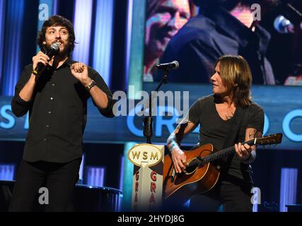 Chris Janson e Keith Urban durante le esibizioni di martedì sera al Grand Ole Opry Foto Stock