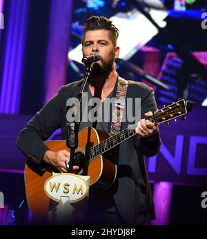 Jason Crabb durante gli spettacoli di Martedì sera al Grand Ole Opry Foto Stock