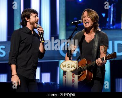 Chris Janson e Keith Urban durante le esibizioni di martedì sera al Grand Ole Opry Foto Stock