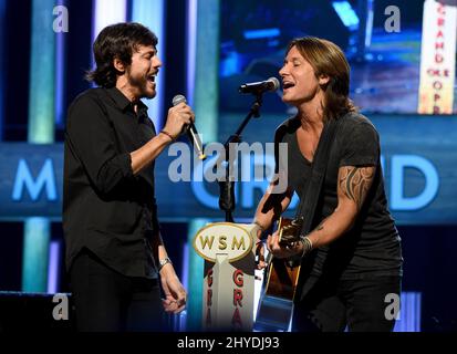 Chris Janson e Keith Urban durante le esibizioni di martedì sera al Grand Ole Opry Foto Stock