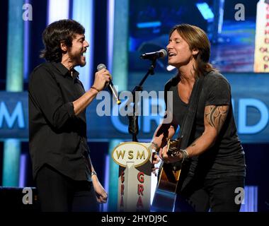 Chris Janson e Keith Urban durante le esibizioni di martedì sera al Grand Ole Opry Foto Stock