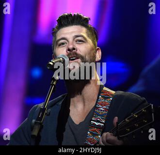 Jason Crabb durante gli spettacoli di Martedì sera al Grand Ole Opry Foto Stock