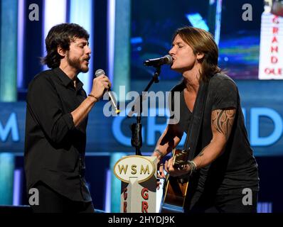 Chris Janson e Keith Urban durante le esibizioni di martedì sera al Grand Ole Opry Foto Stock