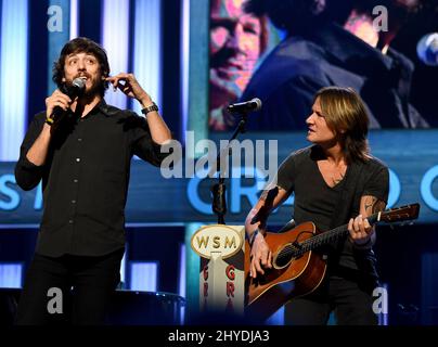 Chris Janson e Keith Urban durante le esibizioni di martedì sera al Grand Ole Opry Foto Stock