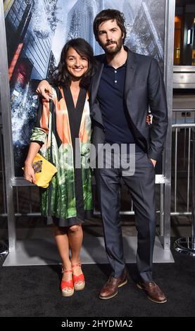 Jim Sturgess e Dina Mousawi partecipano alla prima mondiale 'Geostom' tenutasi al TCL Chinese Theatre IMAX di Los Angeles, USA Foto Stock