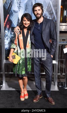 Jim Sturgess e Dina Mousawi partecipano alla prima mondiale 'Geostom' tenutasi al TCL Chinese Theatre IMAX di Los Angeles, USA Foto Stock