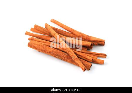 Bastoncini di cannella su sfondo bianco Foto Stock