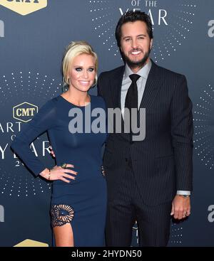 Luke Bryan e Caroline Boyer frequentano il CMT Artist of the Year che si tiene presso lo Schermerhorn Symphony Center Foto Stock