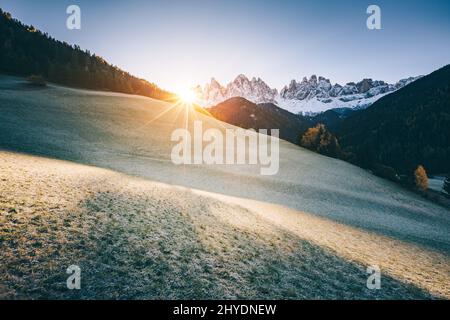 Misty mattina nel villaggio di San Magdalena. Scena pittoresca e splendida. Ubicazione famosa Place Funes Valley, Odle Group, Dolomiti Alps. Provincia di Bol Foto Stock