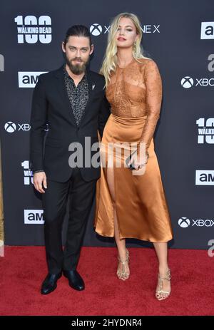 Tom Payne e Jennifer Akerman in arrivo per l'AMC celebrano l'episodio 100th di "The Walking Dead" e la stagione 8 Premiere che si tiene al Teatro Greco di Hollywood, Los Angeles Foto Stock