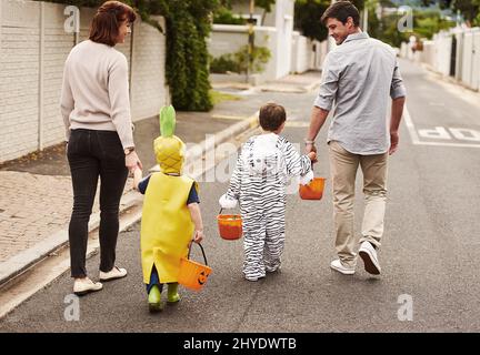 Erano in cerca di caramelle. Dietro l'inquadratura di un adorabile trick familiare o trattando insieme nel quartiere di Halloween. Foto Stock