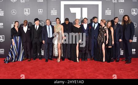 Diane Lane, Joe Morton, JK Simmons, Chuck Roven, Gal Gadot, Ray partecipa alla prima mondiale della Justice League tenutasi al Dolby Theatre di Hollywood, California Foto Stock