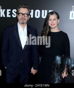 Gary Oldman & Gisele Schmidt partecipa alla prima "Darkest Hour" tenutasi al Paris Theatre di New York, USA Foto Stock