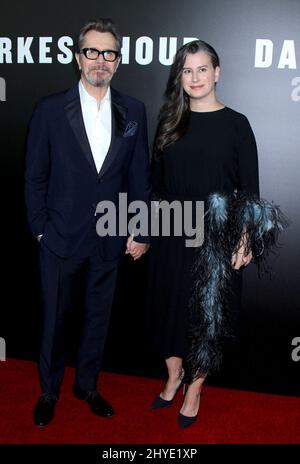 Gary Oldman & Gisele Schmidt partecipa alla prima "Darkest Hour" tenutasi al Paris Theatre di New York, USA Foto Stock