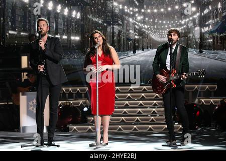 Dave Haywood e Hillary Scott e Charles Kelley of Lady Antebellum al 8th annuale CMA Country Christmas taping ospitato da Reba McEntire e tenuto alla Grand Ole Opry House il 14 novembre 2017 a Nashville, TN. Foto Stock