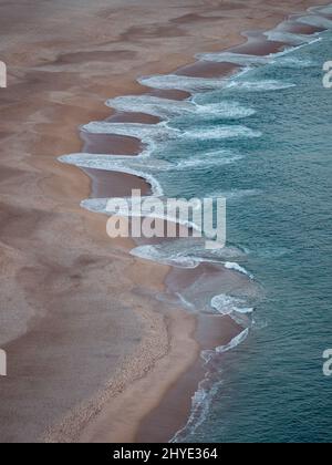 Vista dall'alto del mare tropicale blu Foto Stock