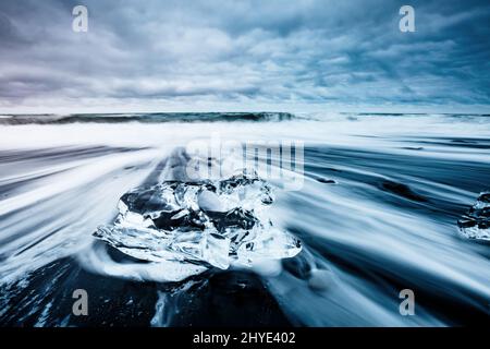 Grandi pezzi di iceberg che scintillano sulla sabbia nera. Il pittoresco e una stupenda scena. Ubicazione Posto famoso Jokulsarlon laguna, Vatnajokull nati Foto Stock