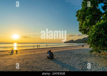 Un fotografo di viaggio sulla spiaggia Foto Stock