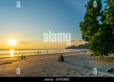 Un fotografo di viaggio sulla spiaggia Foto Stock