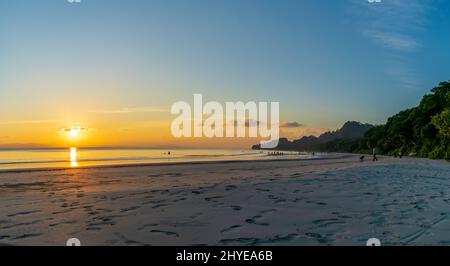 Tramonto sul mare, Radhanagar Beach, Havelock Island, Andaman, India Foto Stock