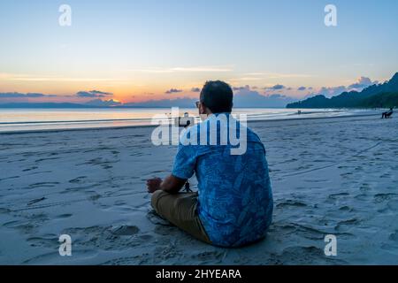 Un fotografo di viaggio sulla spiaggia Foto Stock