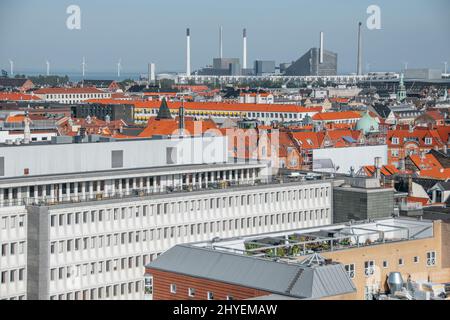 Vista sul tetto della splendida città di Copenaghen con edifici colorati Foto Stock