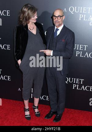 Felicity Blunt & Stanley Tucci partecipa alla prima "A quiet place" che si tiene presso l'AMC Lincoln Square a New York, USA Foto Stock