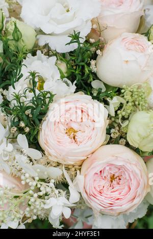 Rosa pallido rose a forma di peonia e bianco eustoma primo piano in un bouquet per la sposa per il matrimonio Foto Stock