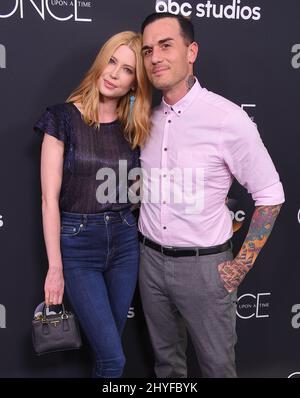 Emma Booth e Dominic Luna al finale della serie "Once upon A time" che si tiene a Londra il 8 maggio 2018 a West Hollywood, California. Foto Stock