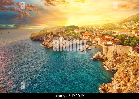 Forte Lovrijenac da Dubrovnik mura della città di Croazia al tramonto. Fortezza di Fort Lovrijenac nel porto occidentale. Dubrovnik, patrimonio dell'umanità dell'UNESCO, è un Foto Stock