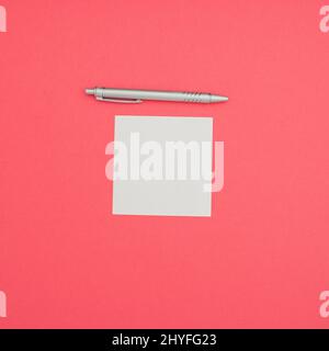 Foto luminosa di un notebook con uno spazio vuoto bianco per un testo isolato su sfondo rosa Foto Stock