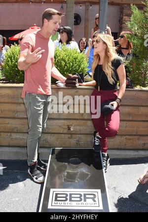 Walker Hayes e Lindsay Ell all'annuale Craig Campbell Celebrity Cornhole Challenge 6th che beneficia della lotta senza scopo di lucro contro il cancro colorettale (CRC lotta) tenutasi presso la City Winery di Nashville il 5 giugno 2018. Foto Stock