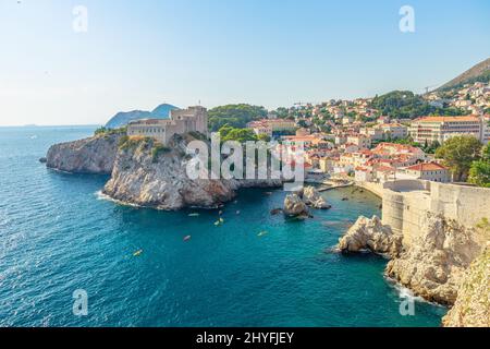 Vista dalle mura superiori della città di Dubrovnik della Croazia. Affacciato sulla fortezza di Fort Lovrijenac, sul porto occidentale. Dubrovnik città storica della Croazia in Foto Stock