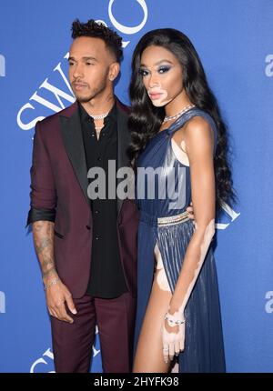 Lewis Hamilton e Winnie Harlow ai CFDA Fashion Awards 2018 che si sono tenuti al Brooklyn Museum il 4 giugno 2018 a Brooklyn, NY Foto Stock