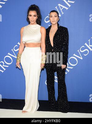 Kim Kardashian e Kourtney Kardashian ai 2018 CFDA Fashion Awards tenutisi al Brooklyn Museum il 4 giugno 2018 a Brooklyn, NY Foto Stock