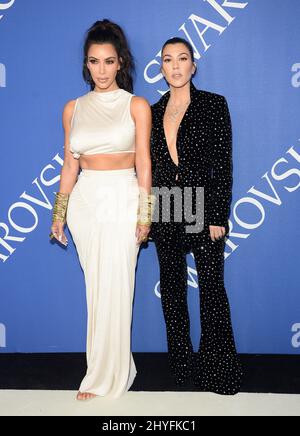 Kim Kardashian e Kourtney Kardashian ai 2018 CFDA Fashion Awards tenutisi al Brooklyn Museum il 4 giugno 2018 a Brooklyn, NY Foto Stock