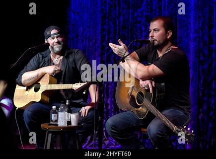 Lee Brice e Tyler Farr si esibiscono durante la serie Analog Series, beneficiando di folds of Honor presso l'Analog in the Hutton Hotel di Nashville, Tennessee, il 16 luglio 2018. Foto Stock