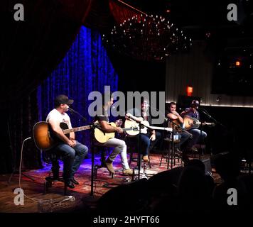 Rob Hatch, Jake Owen, Lee Brice, Tyler Farr e Dallas Davidson hanno suonato durante la serie Analog Series a beneficio dei folds of Honor all'Analog in the Hutton Hotel di Nashville, Tennessee, il 16 luglio 2018. Foto Stock