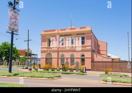 Vista dello storico edificio rosa Telegraph Office in Burt Street, Kalgoorlie Boulder strada principale, Western Australia, WA, Australia Foto Stock