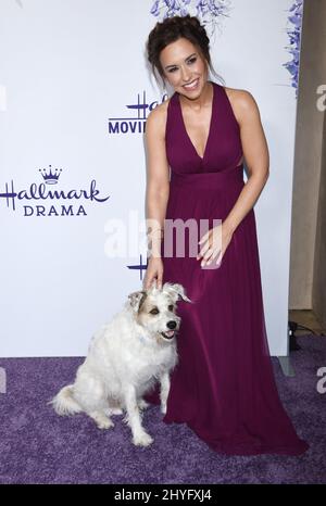 Lacey Chabert e felice il cane al Hallmark Channel Summer TCA Event tenuto presso una residenza privata a Beverly Hills il 26 luglio 2018 a Beverly Hills, CA. Foto Stock