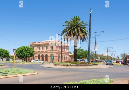 Vista dello storico edificio rosa Telegraph Office in Burt Street, Kalgoorlie Boulder strada principale, Western Australia, WA, Australia Foto Stock