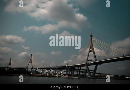 Bangkok, thailandia - 12 Mar, 2021 : il ponte sospeso di Bhumibol attraversa il fiume Chao Phraya nel pomeriggio. È uno dei ponti più belli di Thail Foto Stock