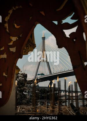 Bangkok, thailandia - 12 Mar, 2021 : il ponte sospeso di Bhumibol attraversa il fiume Chao Phraya nel pomeriggio. È uno dei ponti più belli di Thail Foto Stock