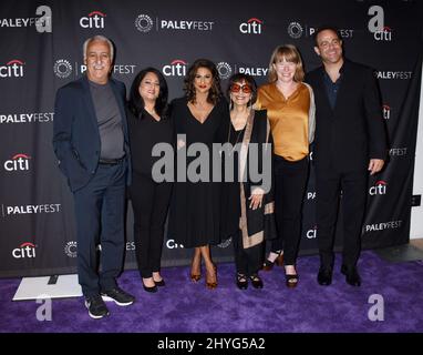 Brian George, Asemble Batra, Sarayu Blue, Madhur Jaffrey, Julie Anne Robinson e Paul Adelstein al Paley Center for Media's 12th Annual PALEYFEST Fall TV Preview - 'i Feel Bad' della NBC tenuto presso il Paley Center for Media il 10 settembre 2018 a Beverly Hills, CA. Foto Stock