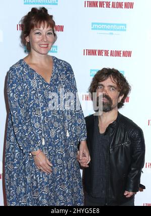 Peter Dinklage & moglie Erica Schmidt partecipa allo Screening Speciale i Think We're Alone Now tenutosi al Dolby 88 di New York il 12 settembre 2018. Foto Stock