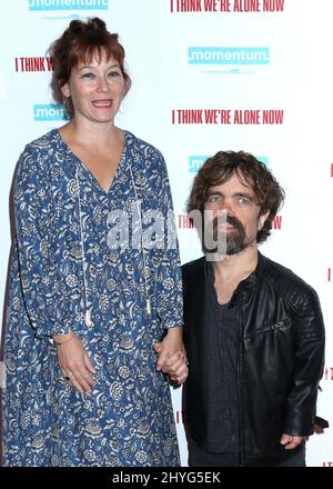 Peter Dinklage & moglie Erica Schmidt partecipa allo Screening Speciale i Think We're Alone Now tenutosi al Dolby 88 di New York il 12 settembre 2018. Foto Stock