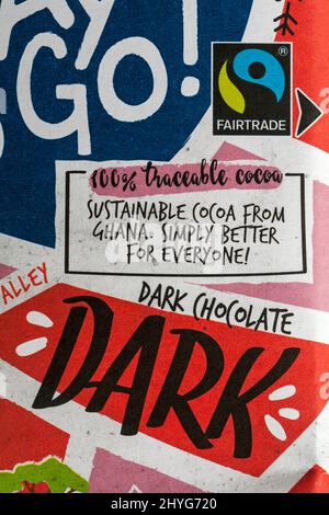 Logo Fairtrade simbolo Fairtrade sulla strada per andare barra di cioccolato fondente fin Carre da Lidl - Fair Trade 100% cacao tracciabile - cacao sostenibile dal Ghana Foto Stock