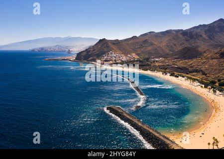 Vista dall'alto della spiaggia di Las Teresitas con sabbia gialla. Vicino alla città di Santa Cruz de Tenerife, Tenerife, Isole Canarie. Foto Stock