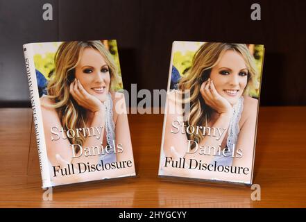 Stormy Daniels Book all'evento "Full Disclosure" di Stormy Daniels tenutosi a Barnes and Noble al Grove il 4 ottobre 2018 a Los Angeles, USA. Foto Stock