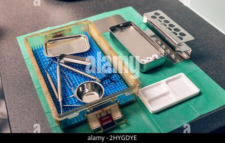 Strumenti dentistici in una scatola sul tavolo. Diversi dispositivi dentali medici Foto Stock